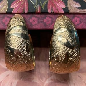 ⚜️VINTAGE⚜️ Sarah Coventry Gold Tone Plant / Floral Patterned Large Hoop…